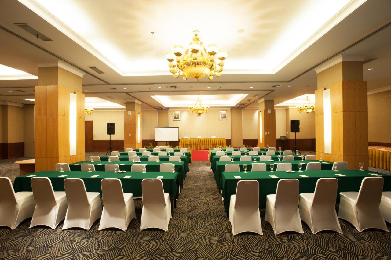 Grand Asia Hotel Джакарта Экстерьер фото