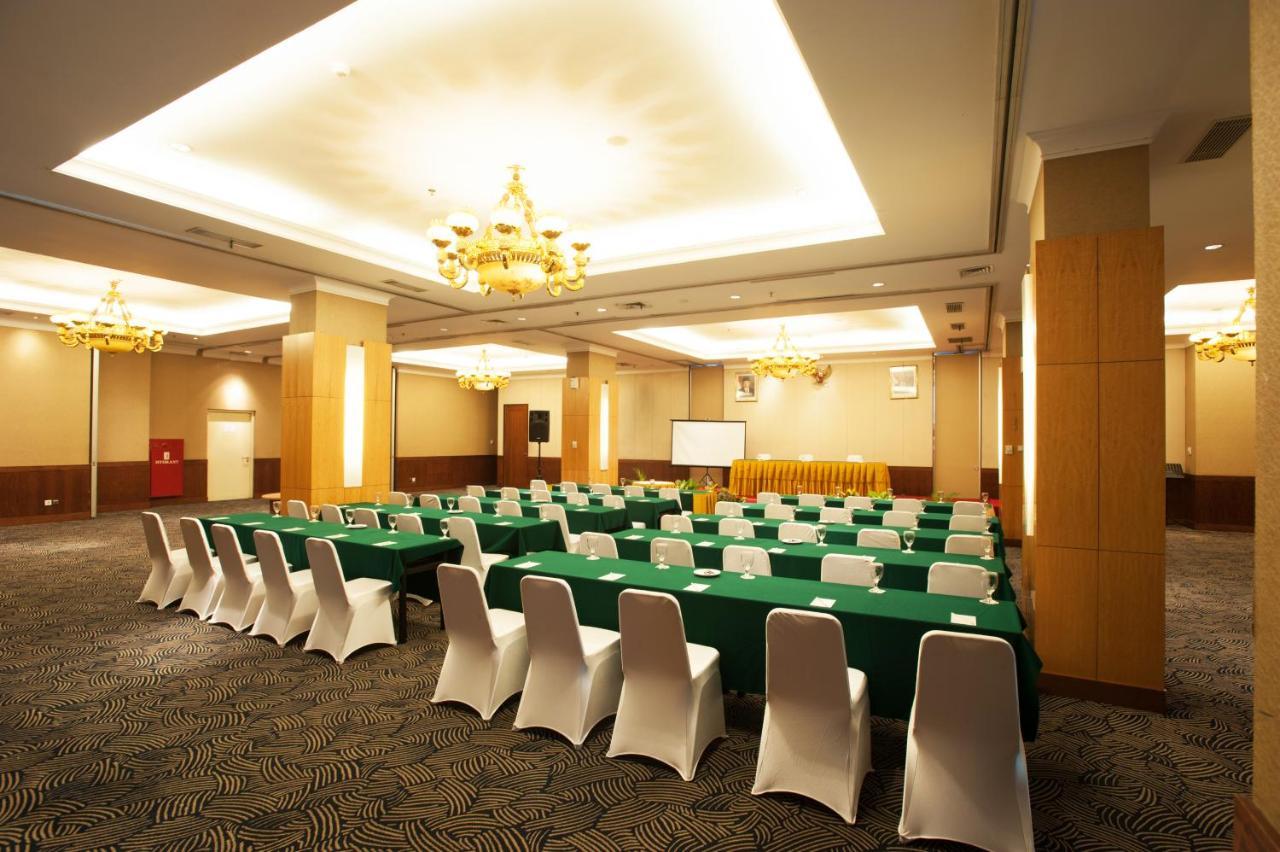 Grand Asia Hotel Джакарта Экстерьер фото